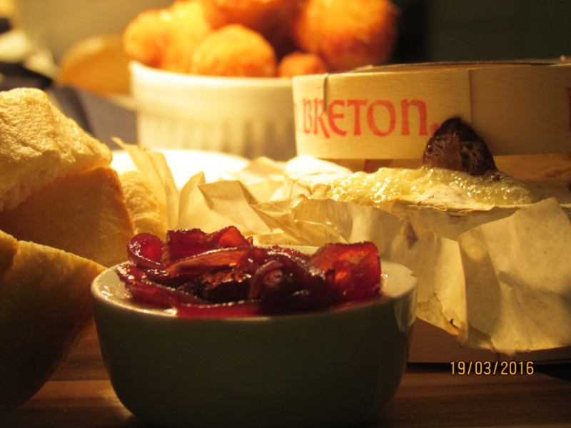 Baked-Camembert-with-Onion-Marmalade-800x600