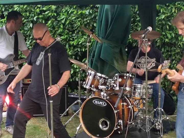 Live-music-in-the-garden-720x540